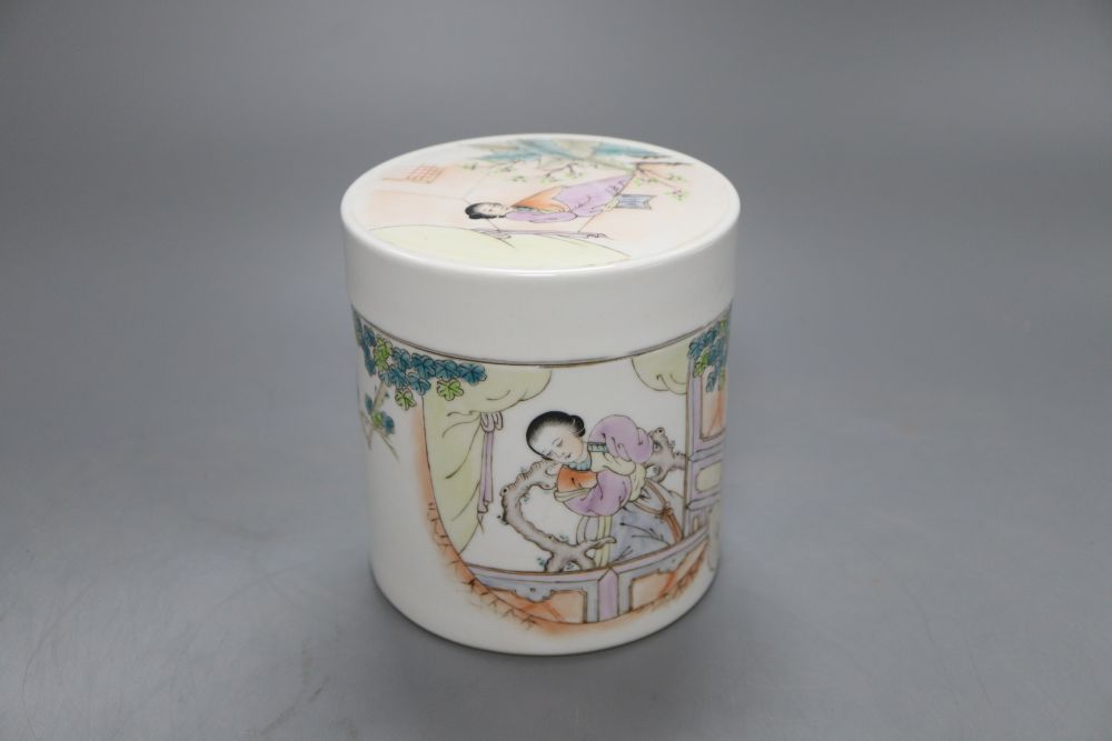 A Chinese famille rose jar and cover, 11.5cm high